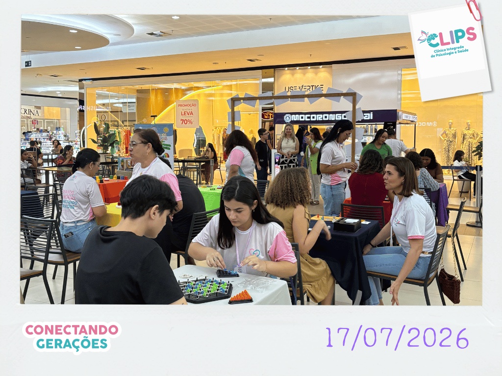 Famílias reunidas jogando tabuleiro no evento Conectando Gerações da CLIPS